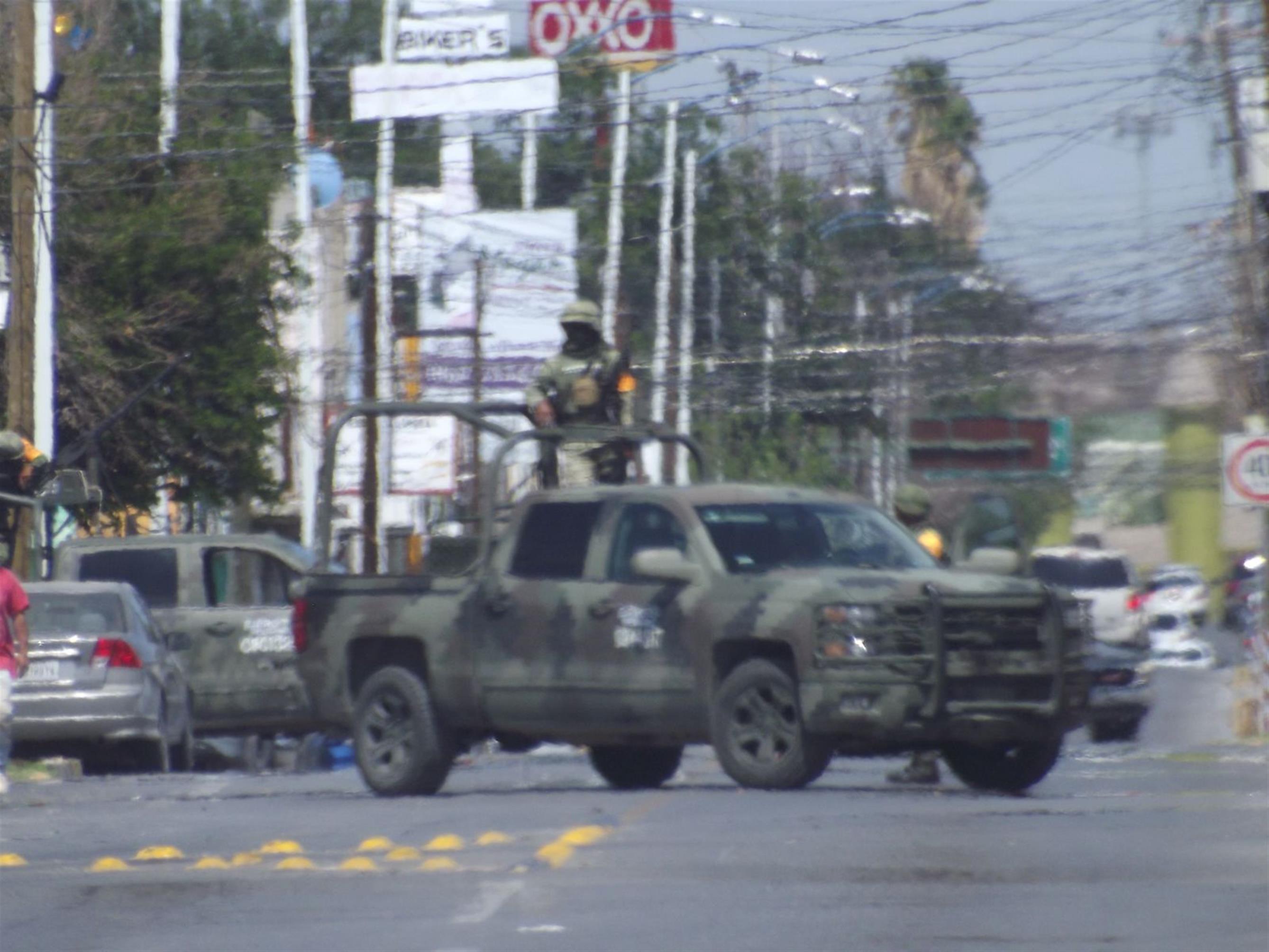 Militar se pasa alto y choca contra mujer texana