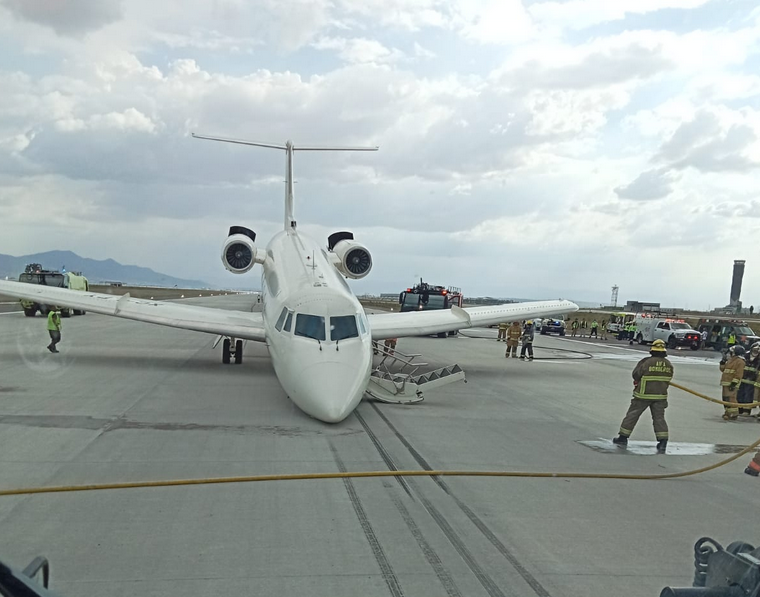 Aterriza de emergencia avión de la FGR en el AIFA