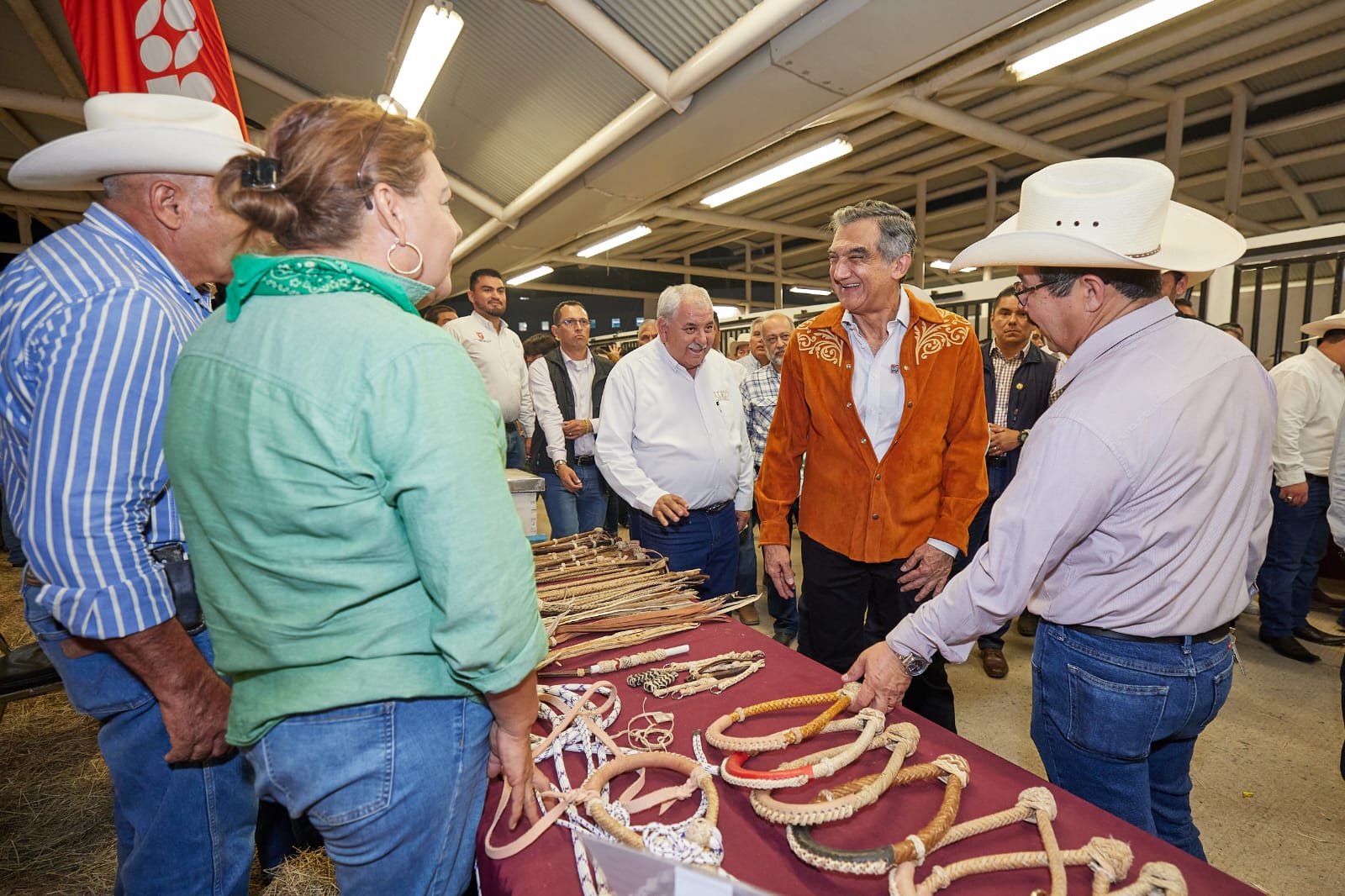 Entregan ganaderos al gobernador donativo con causa para el DIF Tamaulipas￼