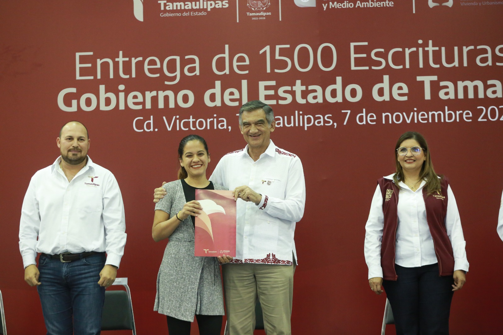 Entrega Américo escrituras a 1,500 familias tamaulipecas￼