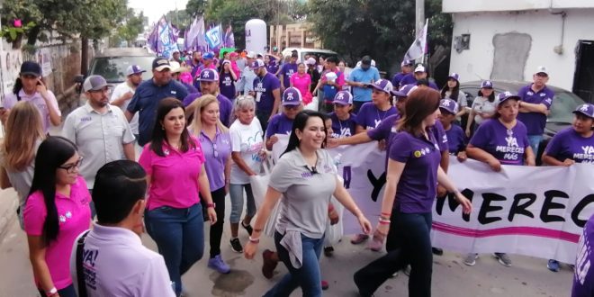 Vuelve Yahleel a su barrio y recorre la colonia Victoria, en donde familias enteras la reciben con palpables manifestaciones de respaldo absoluto a su proyecto de gobierno