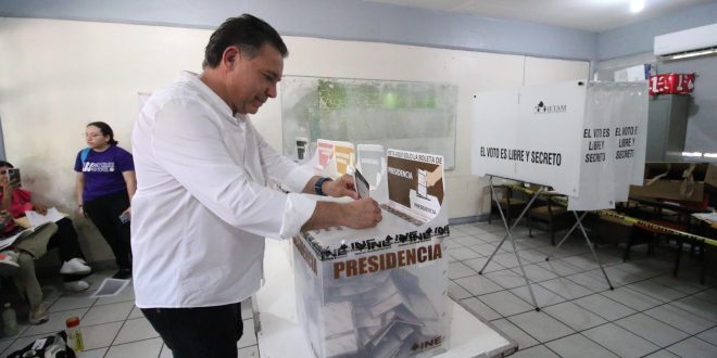 Acude Eugenio Hernández a votar