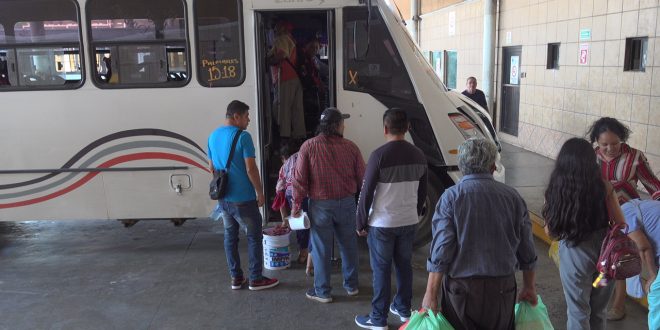 Aumento al transporte público indigna a la ciudadanía