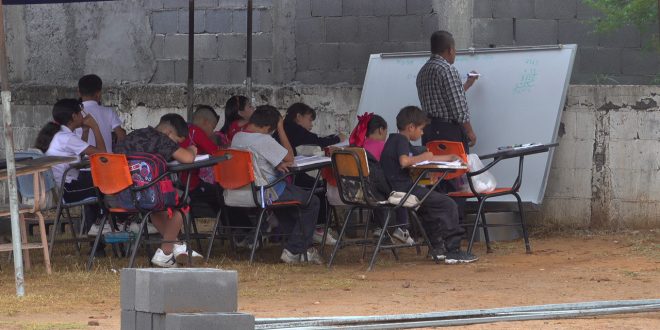 Esperanza en la adversidad: Niños de Praderas del Mezquital ven cómo se construyen dos aulas que mejoraran su futuro