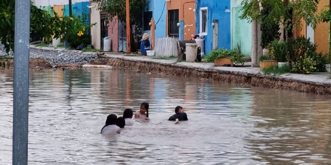 Niños de Villas de San Miguel usan obra olvidada como alberca ante el abandono del Gobierno Municipal