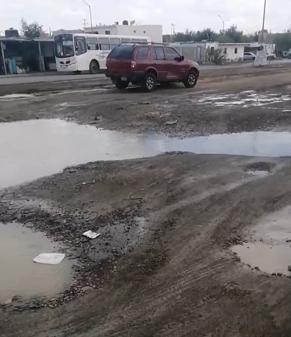 Olvida Carmen Lilia a los vecinos de Valles de Anáhuac; la infraestructura vial está deshecha