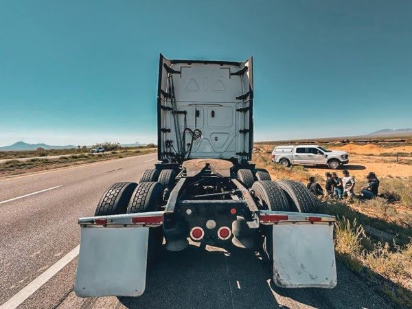 Detectan en El Paso a migrantes escondidos en Tráiler