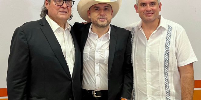 Juan Carlos Zertuche felicita a Neto Quintanilla por su toma de protesta como alcalde de Padilla