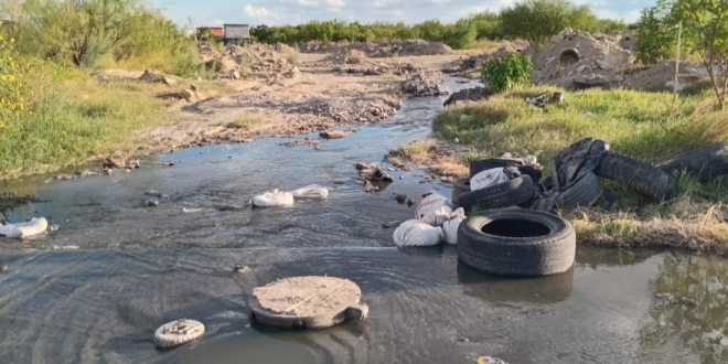 Vecinos de la Pancho Villa sufren abandono por aguas negras