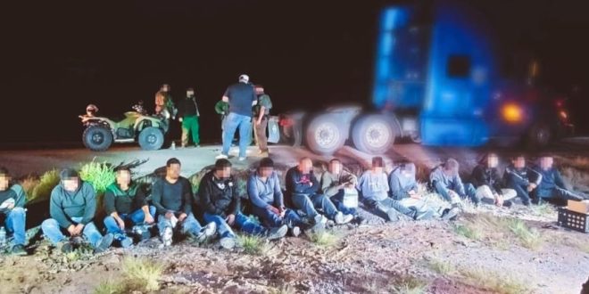 Rescatan a migrantes hacinados en trailer