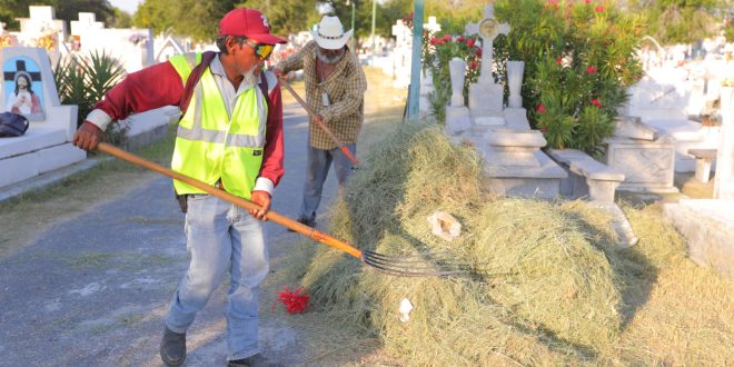 PREPARAN PANTEONES MUNICIPALES PARA FESTEJOS DE MUERTOS