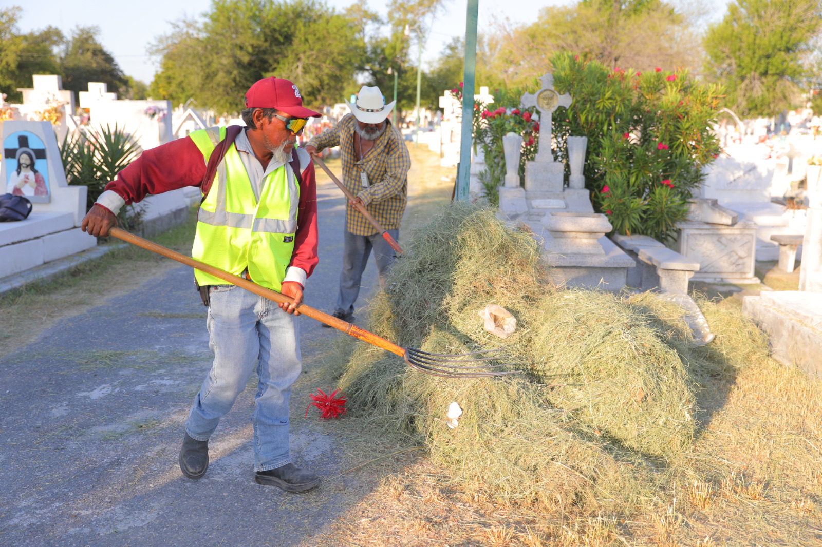 PREPARAN PANTEONES MUNICIPALES PARA FESTEJOS DE MUERTOS