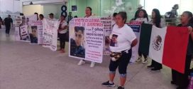 Protestan madres buscadoras en aeropuerto de Cancún