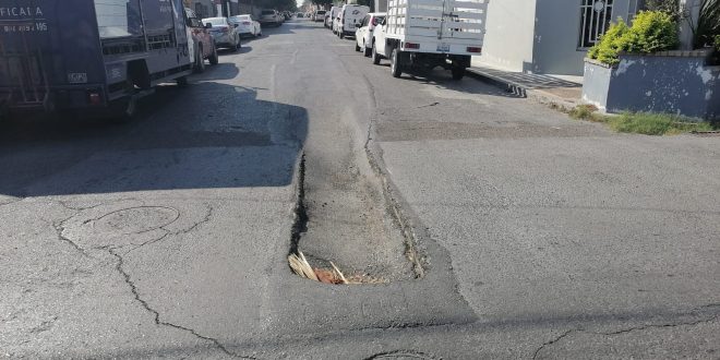 Persiste hundimiento en calle 5 de Febrero y Allende; es un riesgo vial