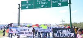 Familiares de víctimas de ejecuciones extrajudiciales «clausuran» el Puente Internacional 3 en Nuevo Laredo