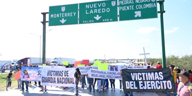 Familiares de víctimas de ejecuciones extrajudiciales «clausuran» el Puente Internacional 3 en Nuevo Laredo